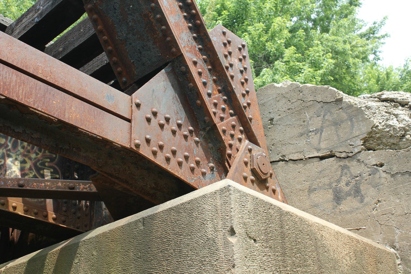 Lower angle connection